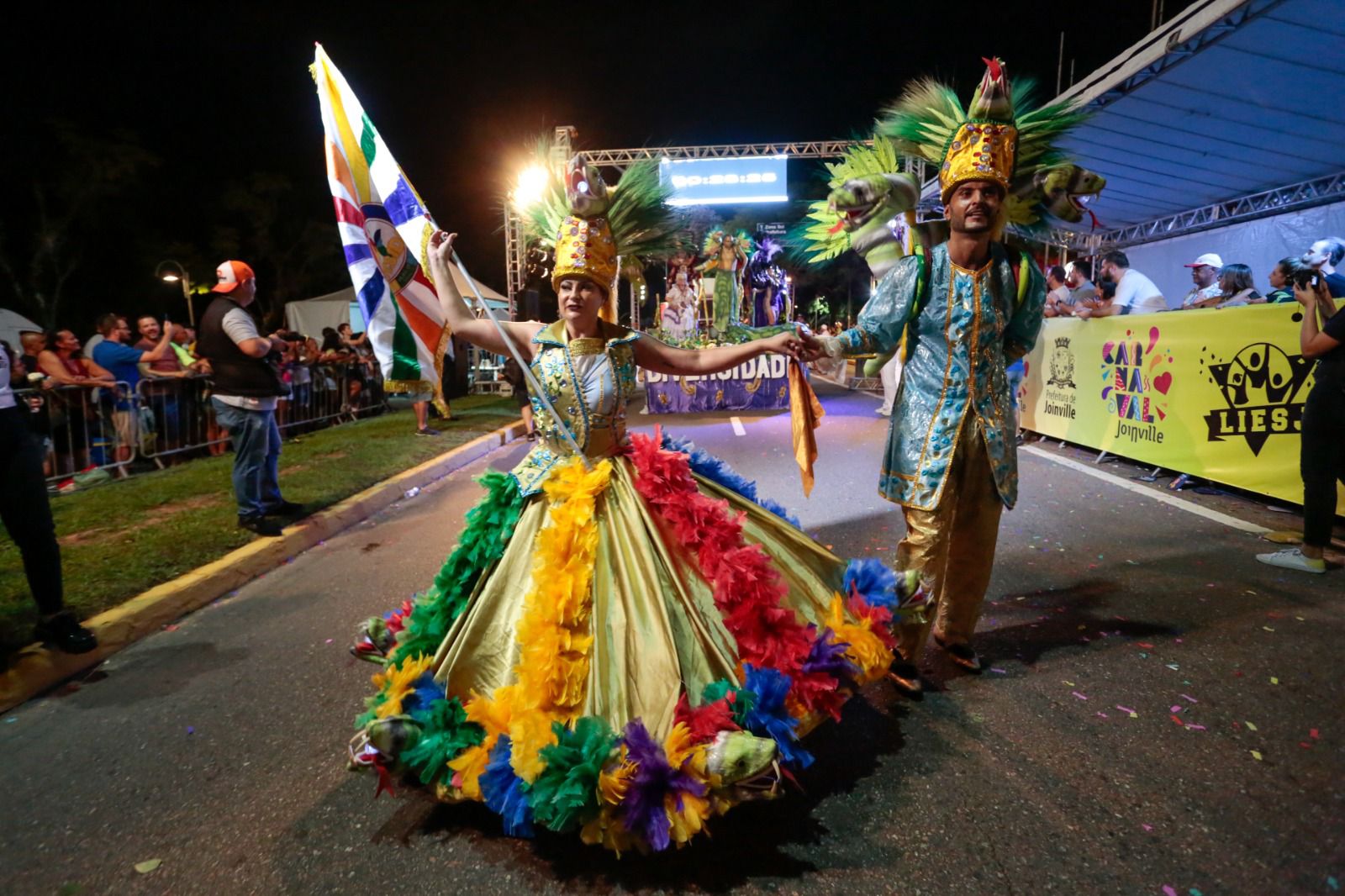 Carnaval encanta joinvilenses e reúne mais de 15 mil pessoas