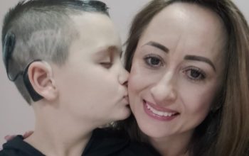 Mãe faz vaquinha online para ajudar filho de 9 anos voltar a ouvir em joinville Mãe faz vaquinha online para ajudar filho de 9 anos voltar a ouvir em joinville