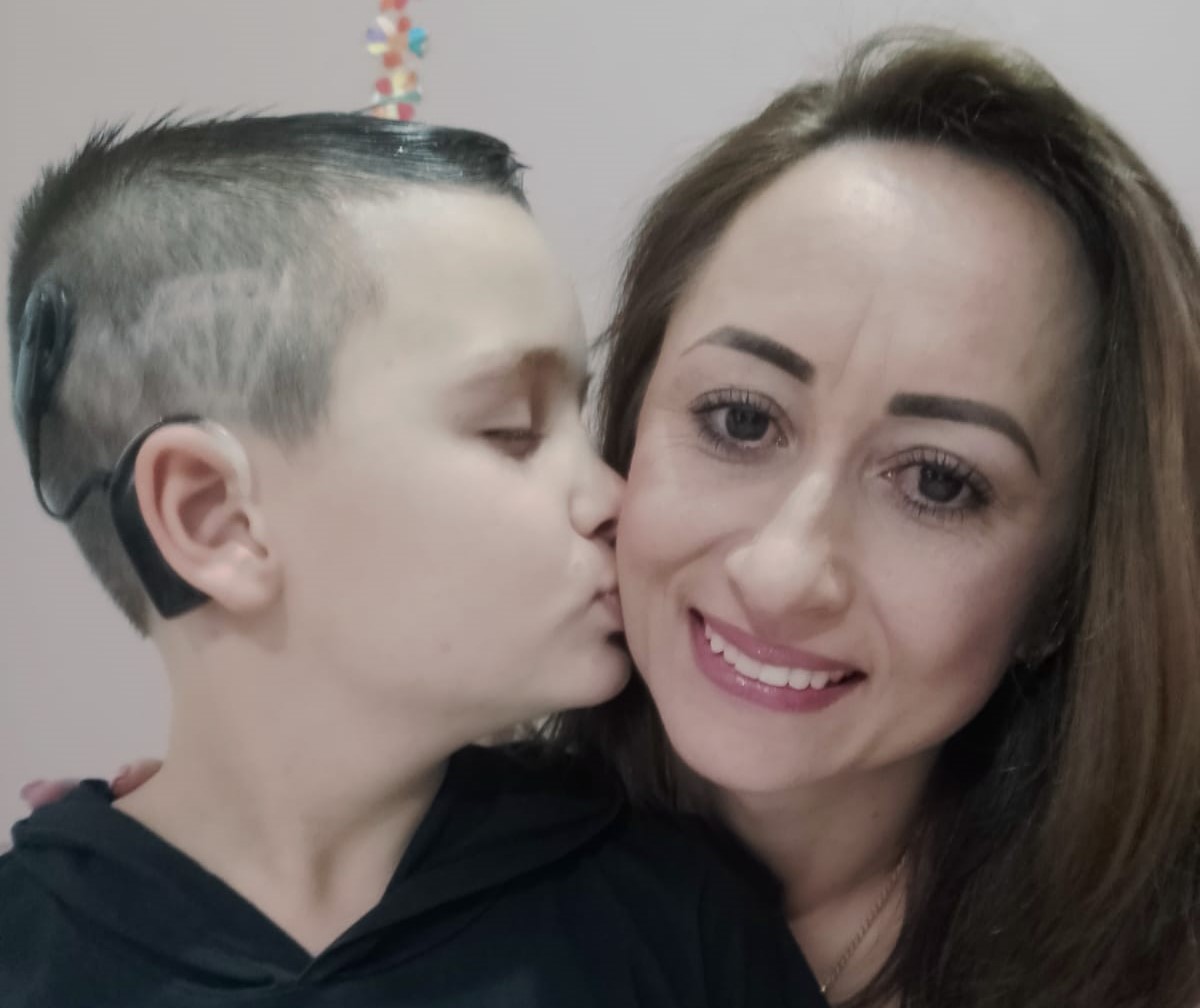Mãe faz vaquinha online para ajudar filho de 9 anos voltar a ouvir em joinville