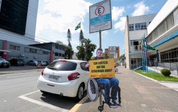 Totens da campanha “Respeite essa vaga” são instalados em Joinville