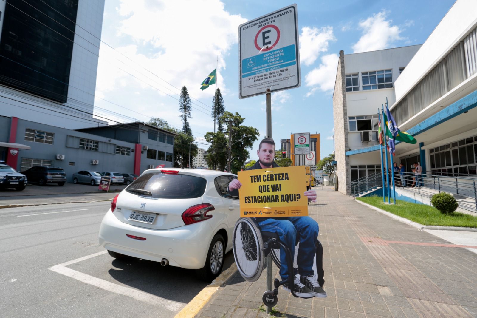 Totens da campanha “Respeite essa vaga” são instalados em Joinville