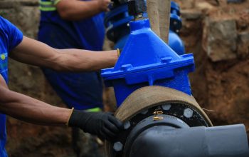 Águas de Joinville realiza manutenção na rede de água