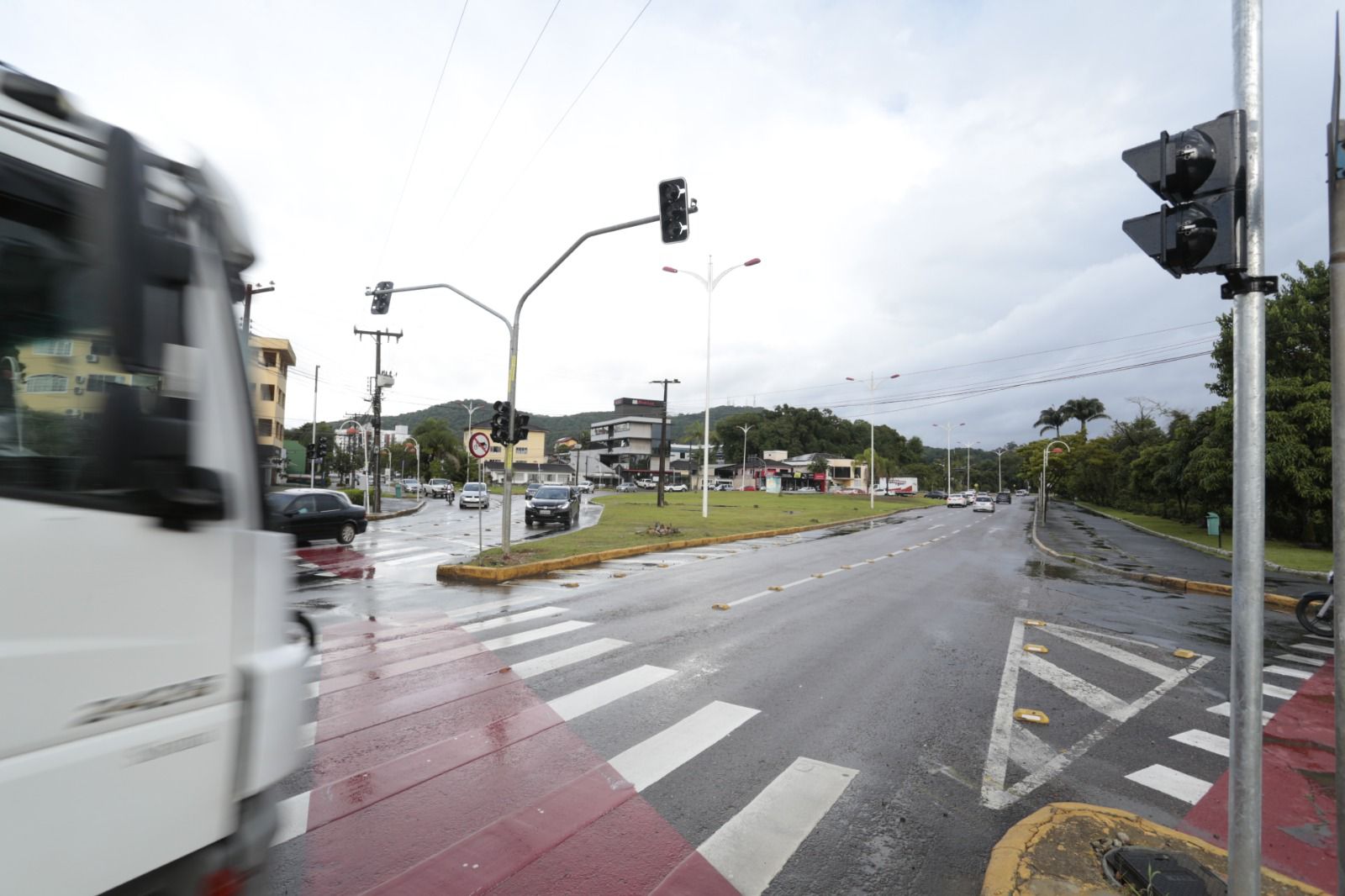 Detrans implanta semáforo para auxiliar travessia de pedestres em Joinville