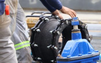 Águas de Joinville realiza manutenção emergencial em tubulação na rua João Colin