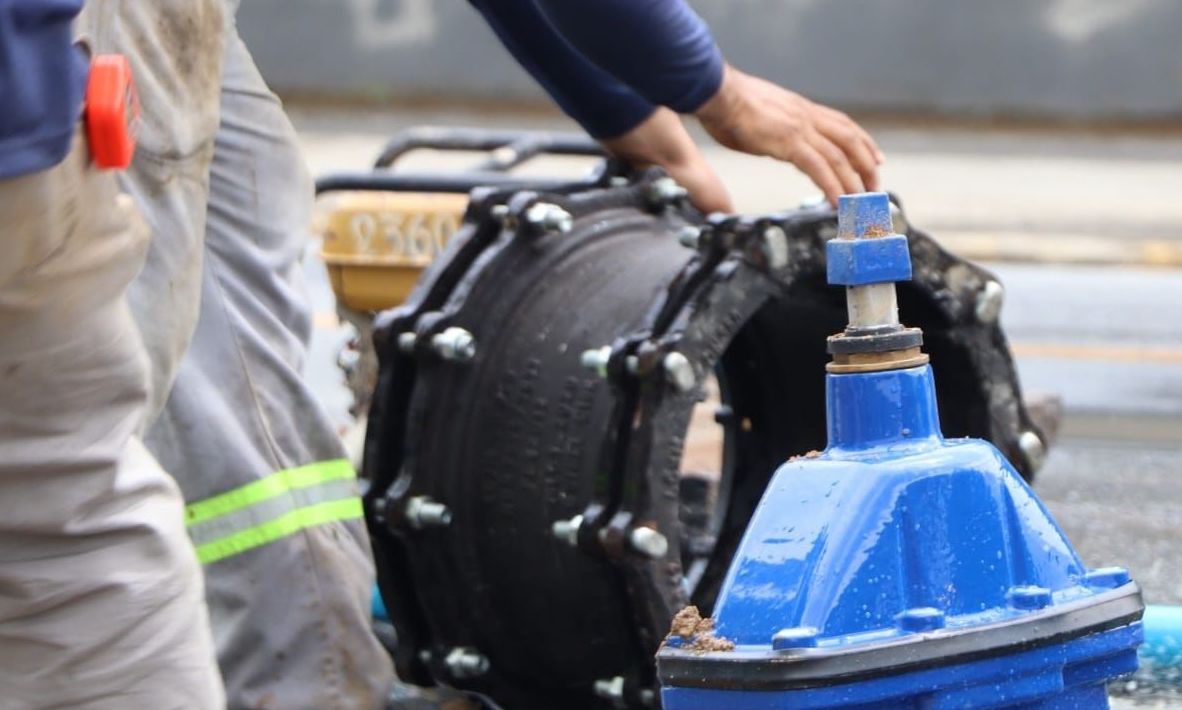 Águas de Joinville realiza manutenção emergencial em tubulação na rua João Colin