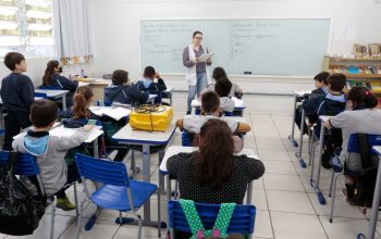 Escolas municipais de Joinville melhoram desempenho no IDEM e mais de 3,5 mil servidores receberão gratificação Escolas municipais de Joinville melhoram desempenho no IDEM e mais de 3,5 mil servidores receberão gratificação