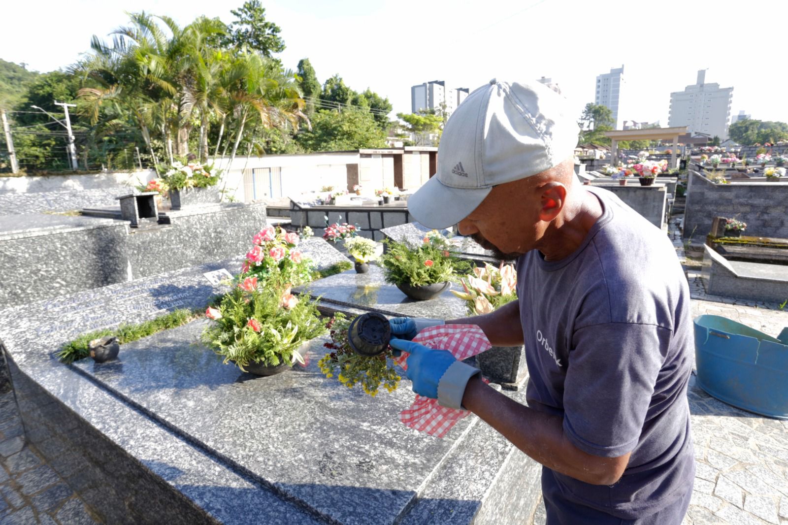 Prefeitura realiza trabalho contínuo de prevenção à dengue nos cemitérios municipais