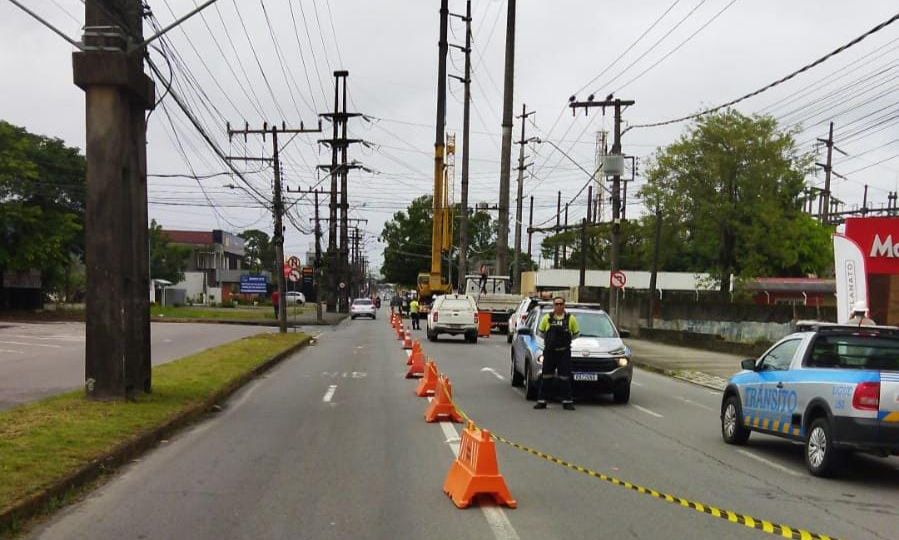 Detrans orienta trânsito na av. Santos Dumont durante obra em poste