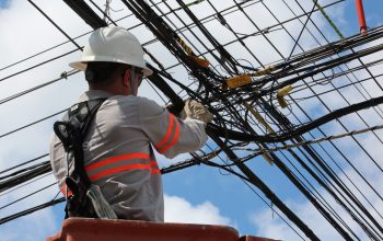 Celesc e operadoras retiram 2,4 toneladas de cabos soltos em postes de Jaraguá do Sul em dois meses de trabalhos