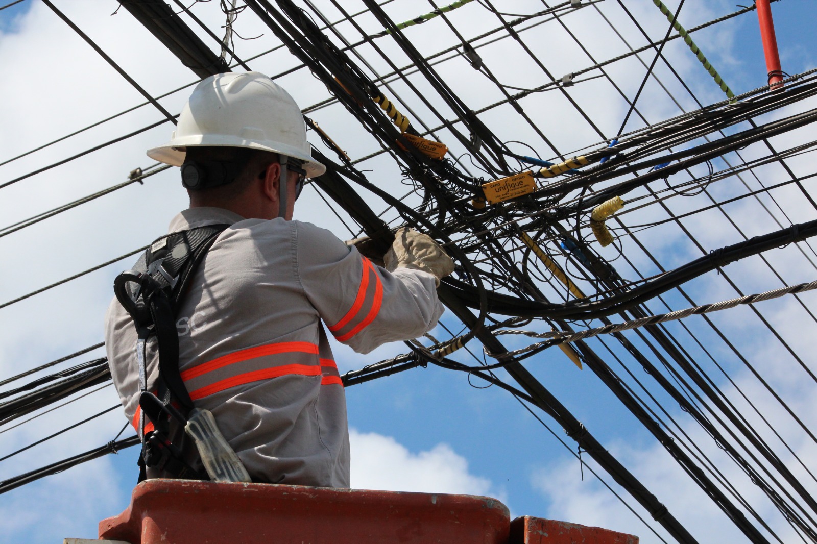 Celesc e operadoras retiram 2,4 toneladas de cabos soltos em postes de Jaraguá do Sul em dois meses de trabalhos