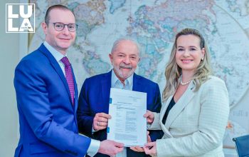 Lula deve enviar nesta quinta (1º) a indicação de Zanin ao STF para o Senado, dizem fontes