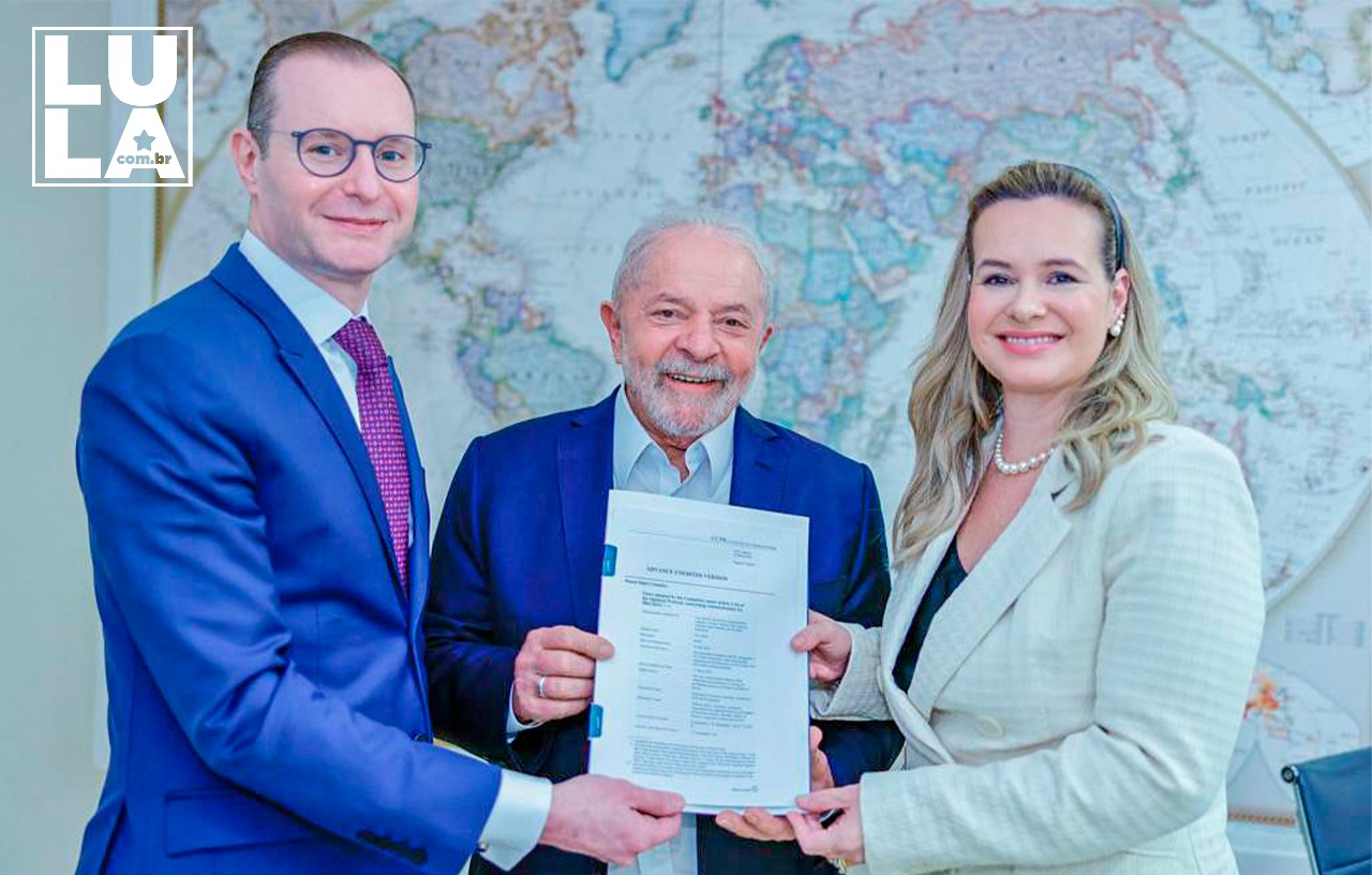 Lula deve enviar nesta quinta (1º) a indicação de Zanin ao STF para o Senado, dizem fontes