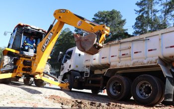 Obra na rede de água na Ottokar Doerffel é realizada antes da duplicação da via