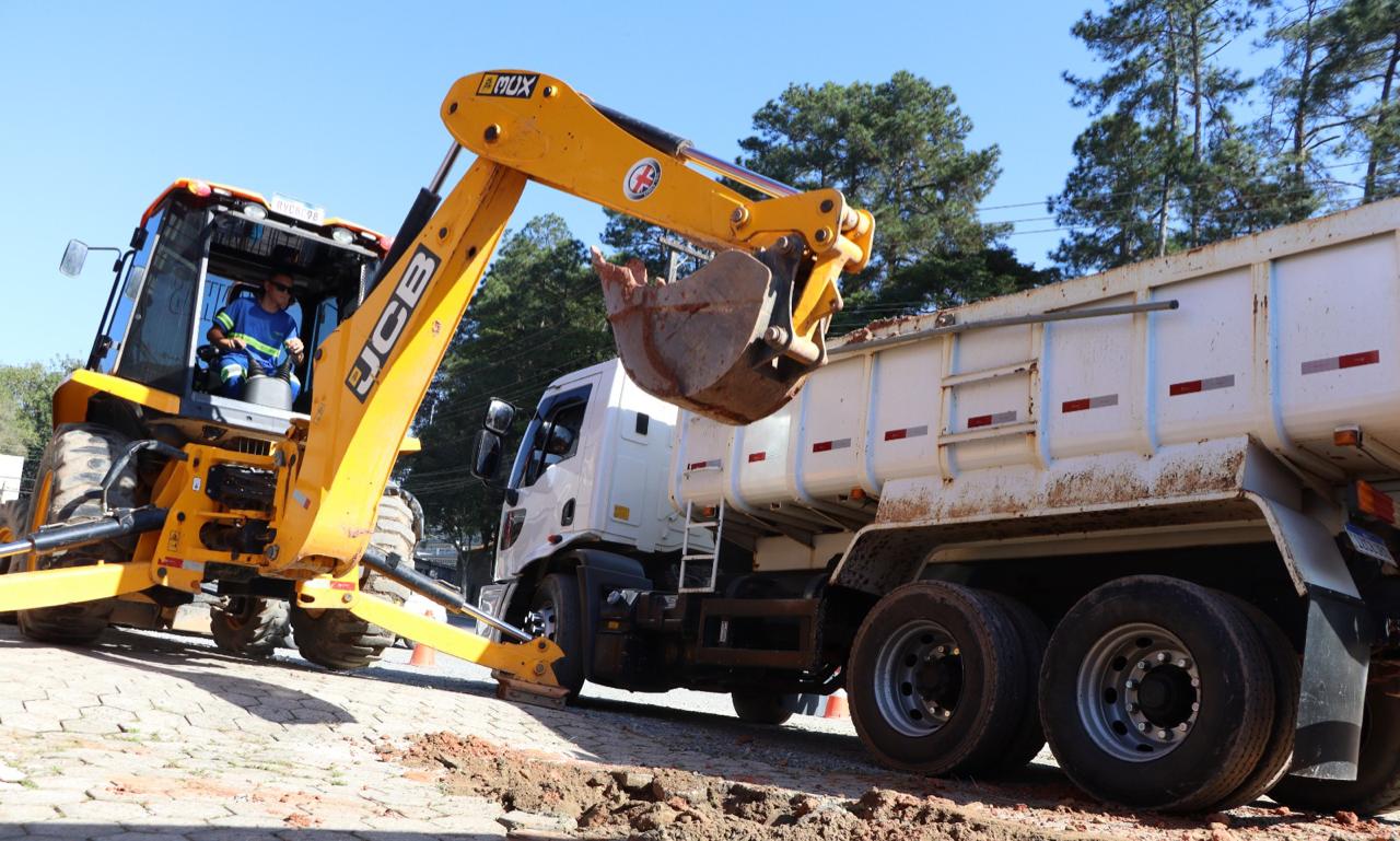 Obra na rede de água na Ottokar Doerffel é realizada antes da duplicação da via