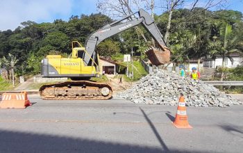 Companhia Águas de Joinville trabalha em obra na rua Monsenhor Gercino