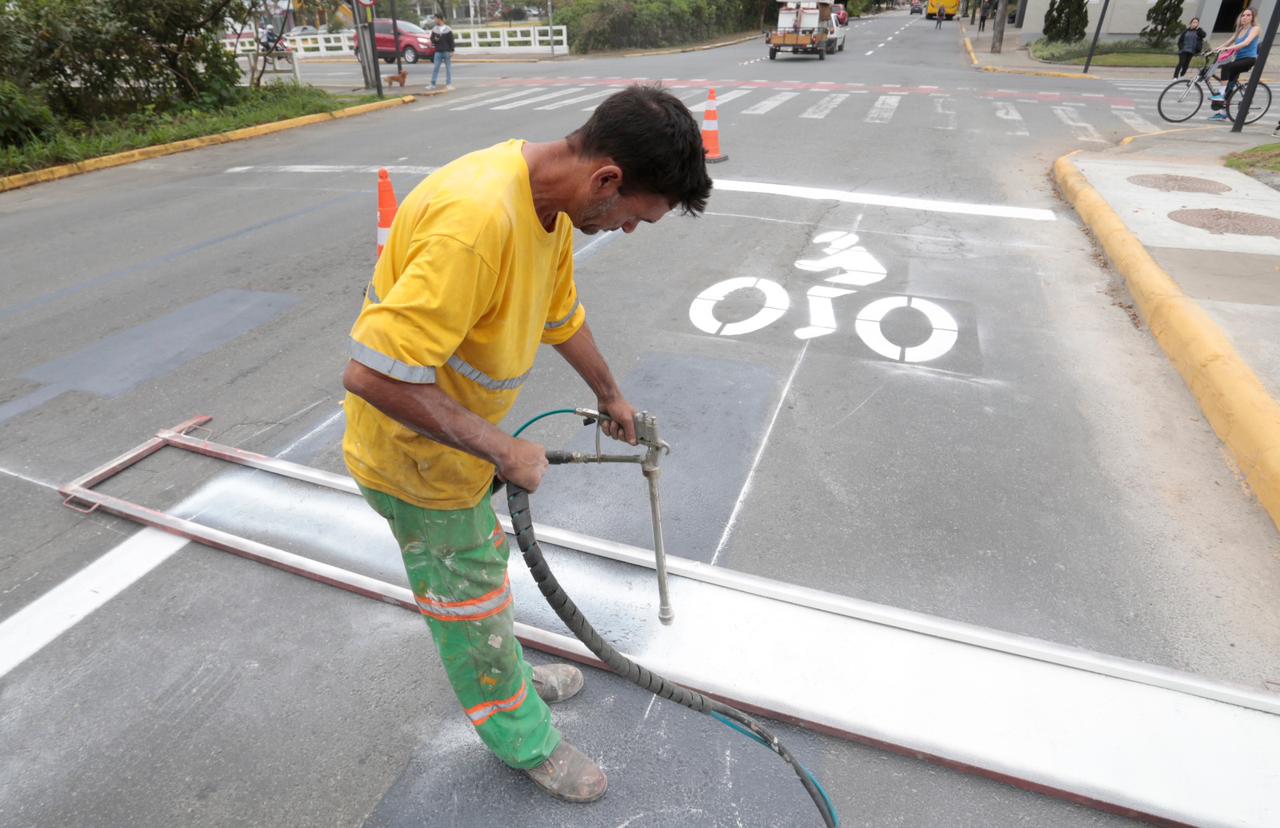 Joinville conclui instalação de bolsões para motos em cinco cruzamentos
