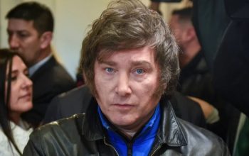 Milei, ultradireitista que defende dolarização na Argentina, é o grande vencedor nas eleições primárias Milei, ultradireitista que defende dolarização na Argentina, é o grande vencedor nas eleições primárias
