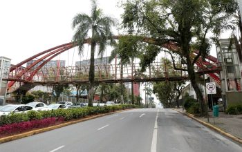 Prefeitura de Joinville inicia obras de revitalização da passarela da avenida JK Prefeitura de Joinville inicia obras de revitalização da passarela da avenida JK