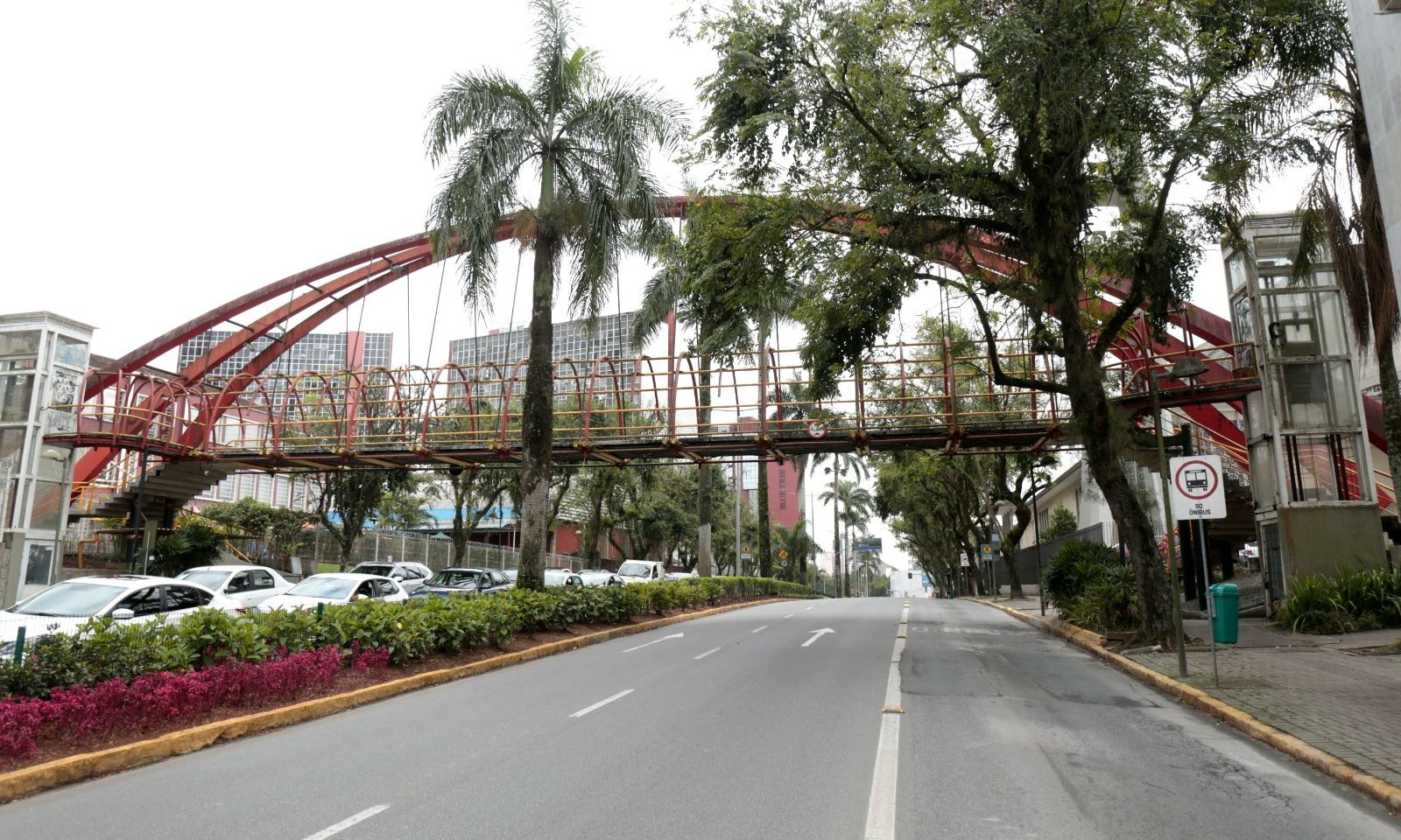Prefeitura de Joinville inicia obras de revitalização da passarela da avenida JK