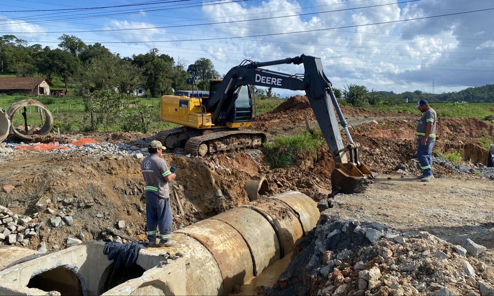 Prefeitura vai instalar galerias com mais de 2 metros de largura na rua Santa Catarina antes da pavimentação