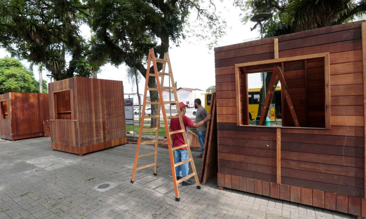 Começa a montagem da estrutura do Natal de Joinville nas praças