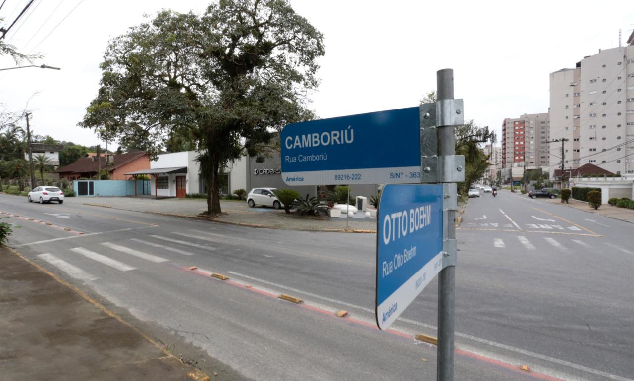 Prefeitura implementará faixa de conversão no entroncamento das ruas Camboriú e Otto Boehm