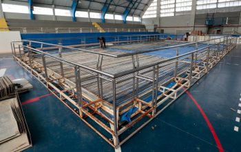 Pista de patinação no gelo do Natal de Joinville começa a ser montada no ginásio Abel Schulz Pista de patinação no gelo do Natal de Joinville começa a ser montada no ginásio Abel Schulz