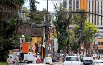 Mutirão de limpeza retira 700 kg de fios desativados na rua Rio Branco e Travessa Bachmann