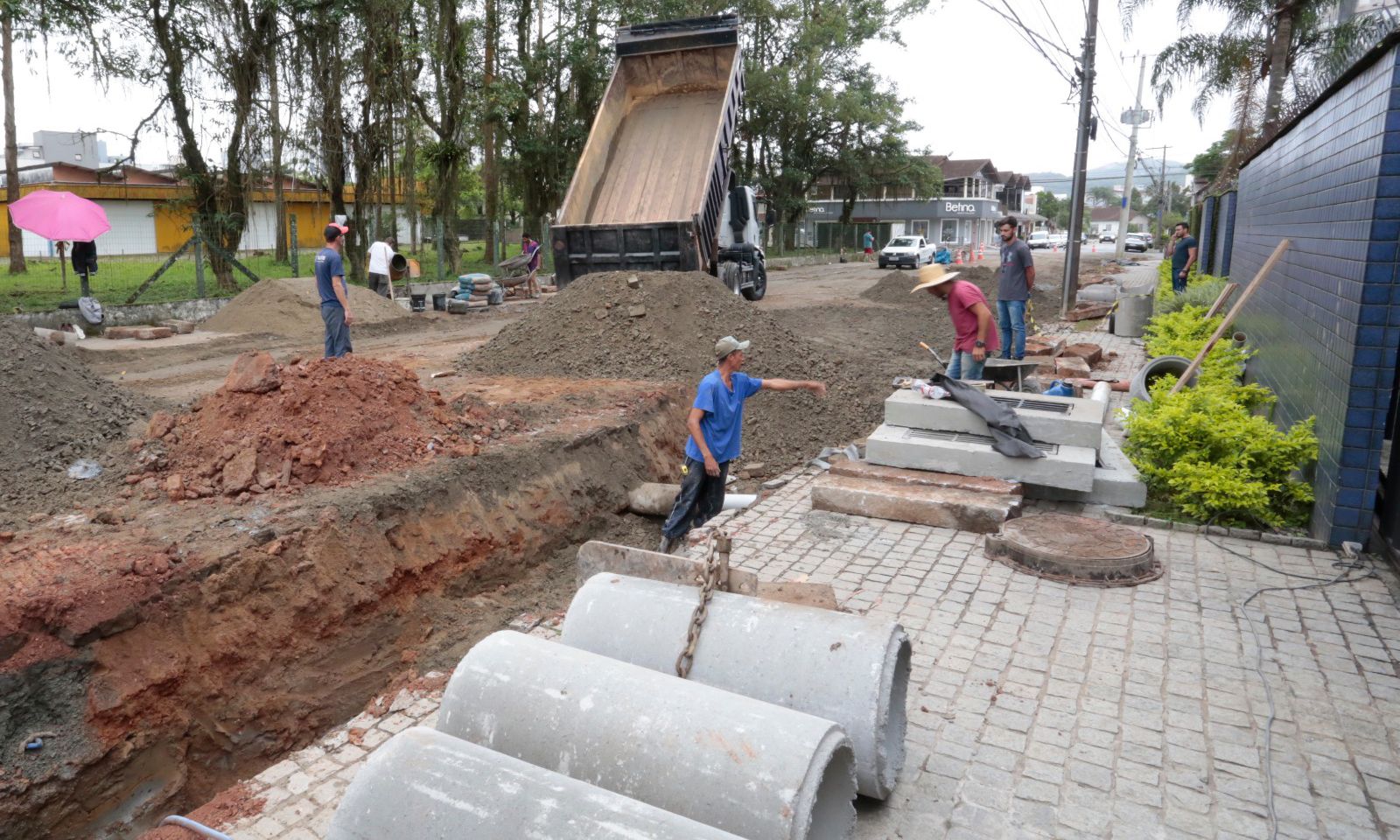 Prefeitura realiza a requalificação da drenagem na rua Major Navarro Lins