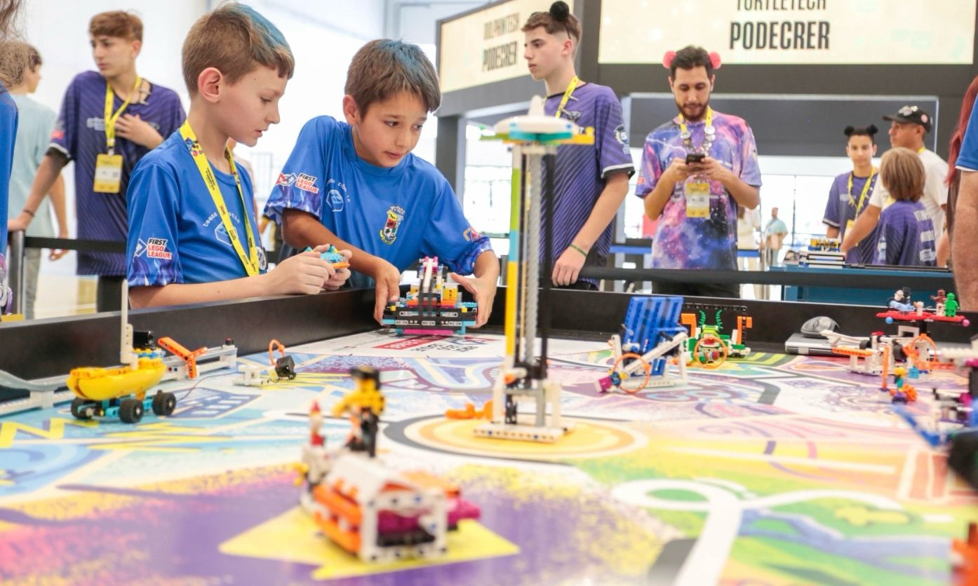 Dez equipes de escolas municipais participam da First Lego League em Joinville