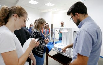 Secretaria de Educação entrega impressoras 3D para 70 escolas municipais