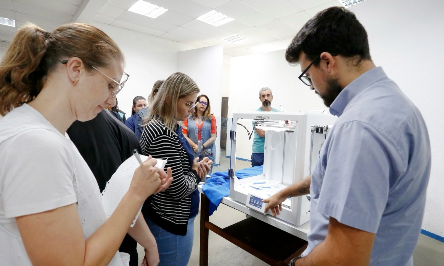 Secretaria de Educação entrega impressoras 3D para 70 escolas municipais