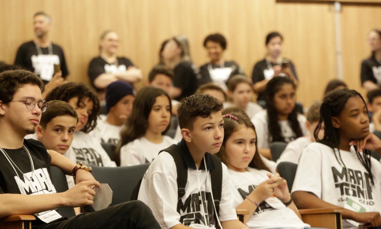 Alunos de Escolas Municipais desenvolvem soluções sobre cidades inteligentes em maratona de programação