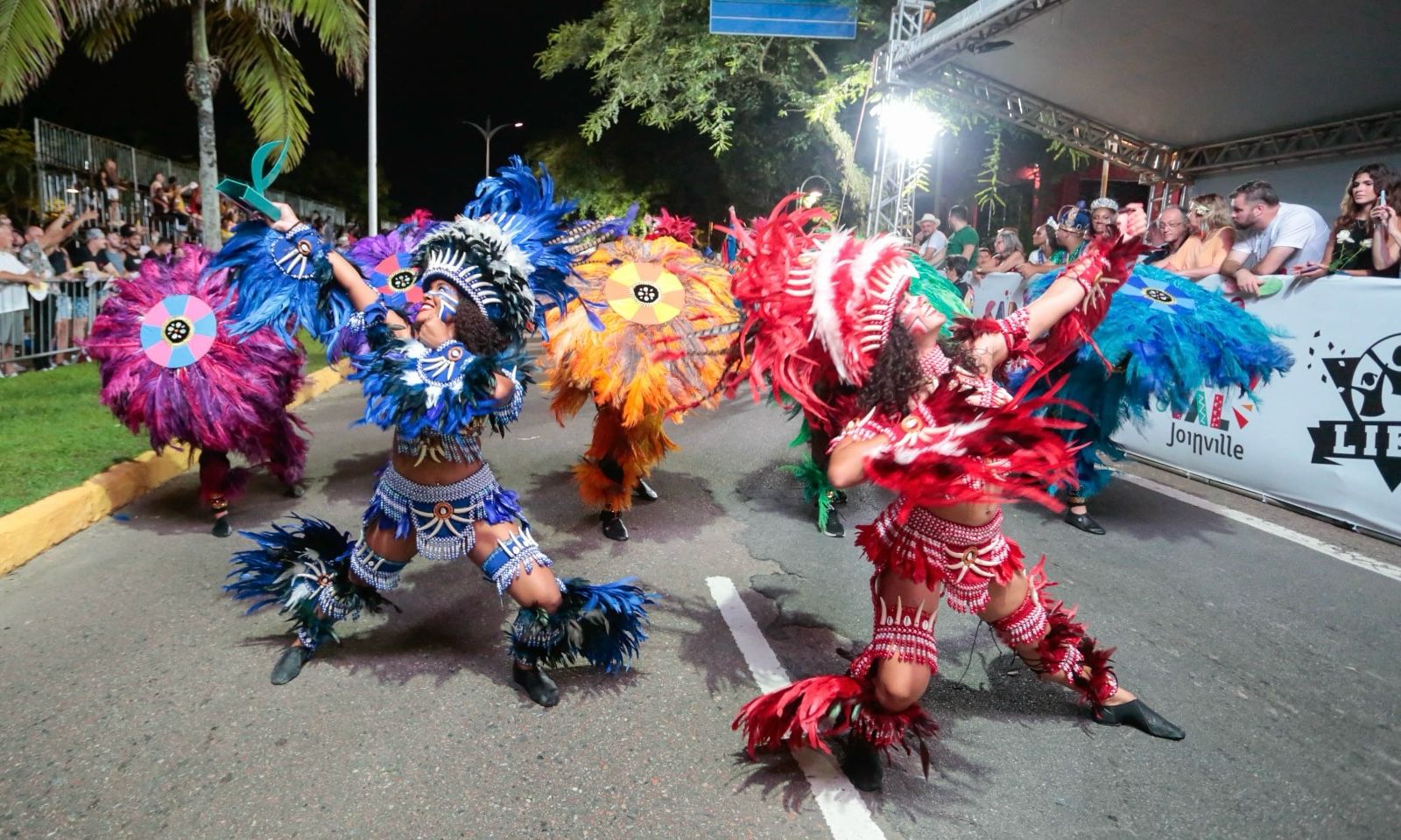 Desfile das Escolas de Samba reúne cerca de 18 mil pessoas na Avenida Beira Rio e encanta o público