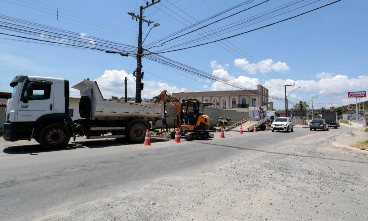 Águas de Joinville trabalha em reparo de vazamento no bairro João Costa