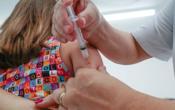 Joinville mantém vacinação contra a dengue para crianças e adolescentes entre 10 e 14 anos