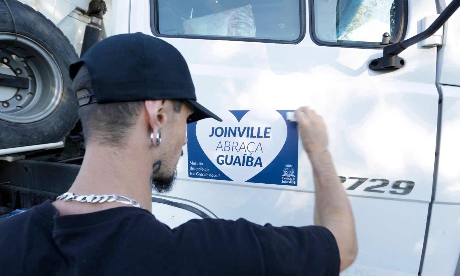 Joinville envia máquinas, caminhões e mobiliário escolar para ajudar moradores de Guaíba, no Rio Grande do Sul