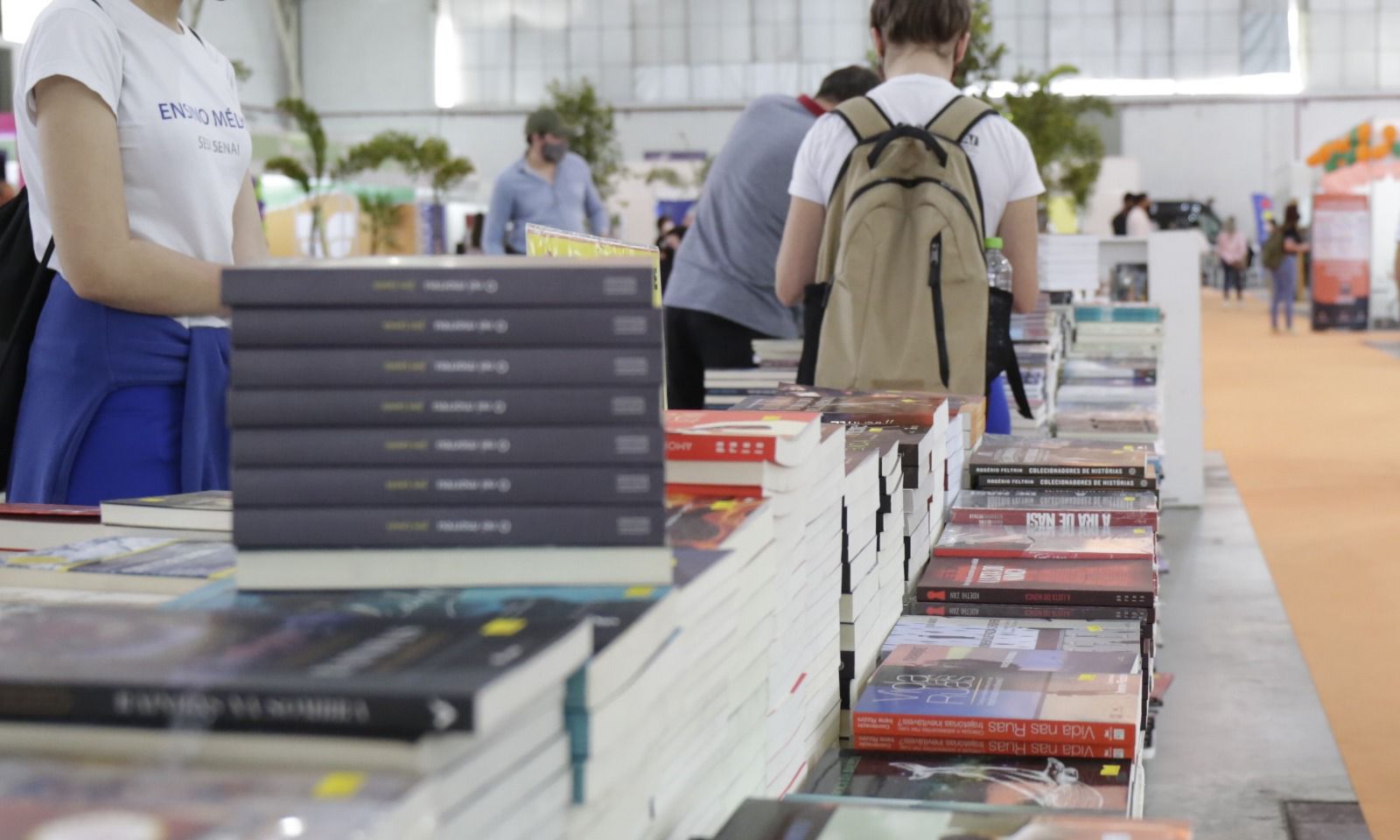 Secretarias Municipais e Companhia Águas de Joinville participam da 20ª edição da Feira do Livro