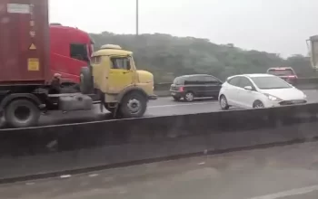 Acidente com carreta provoca pico de 5 quilômetros de fila na BR-101, em Joinville