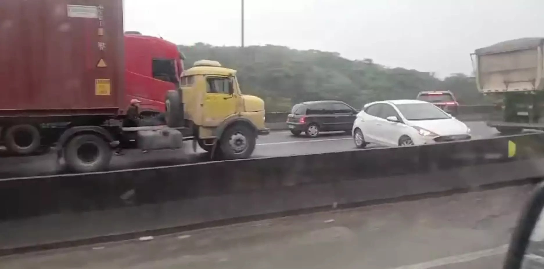 Acidente com carreta provoca pico de 5 quilômetros de fila na BR-101, em Joinville