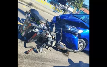 Motociclista é arremessado após colisão contra carro em Joinville