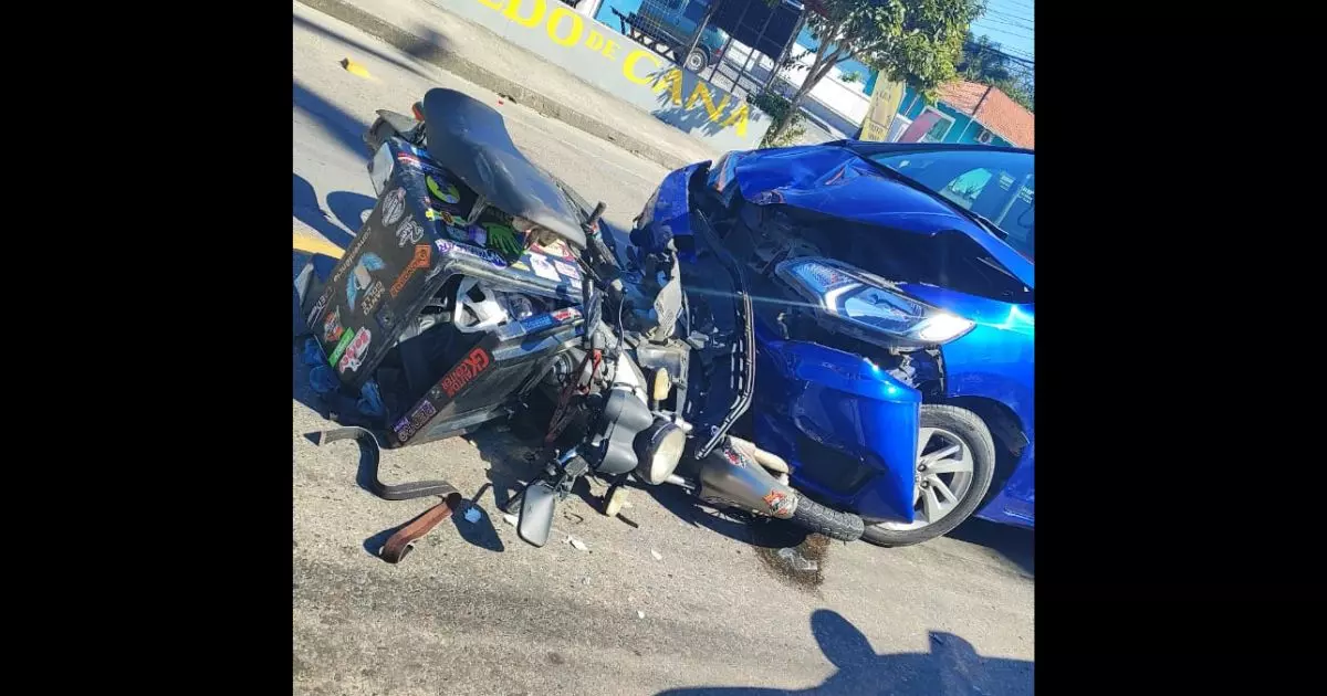 Motociclista é arremessado após colisão contra carro em Joinville