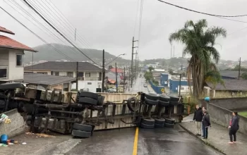 Carreta tomba e atinge muro de casa e poste de energia em Joinville