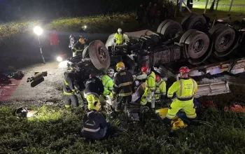 Motorista fica gravemente ferido ao capotar carreta na BR-101, em Joinville