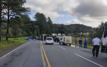 Carreta tomba e trânsito é interrompido na Serra Dona Francisca