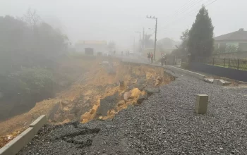 Rua desmorona e cratera quase atinge casas em Santa Catarina