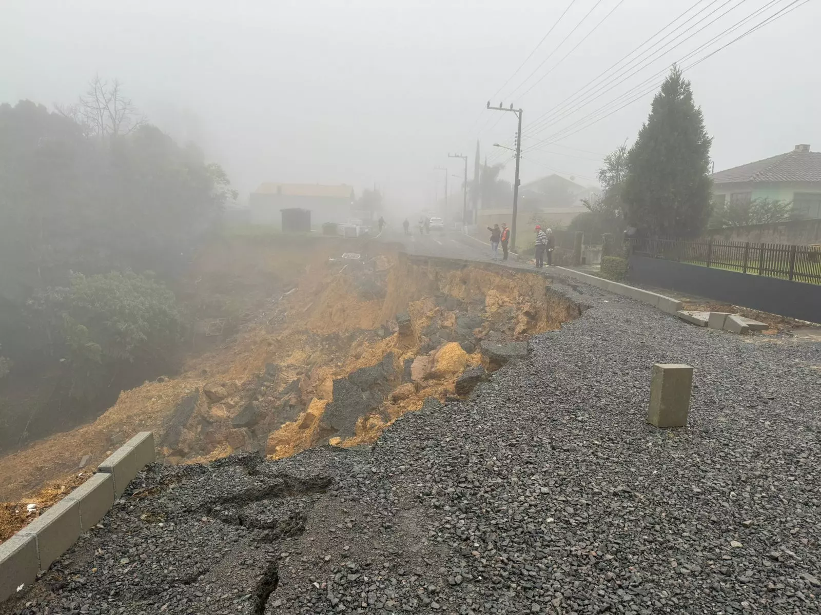 Rua desmorona e cratera quase atinge casas em Santa Catarina
