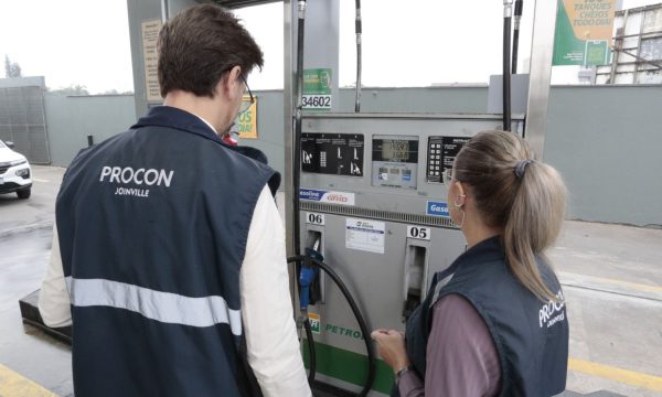 Alta de 14% no diesel acende alerta em Joinville e leva Procon a notificar 30 postos