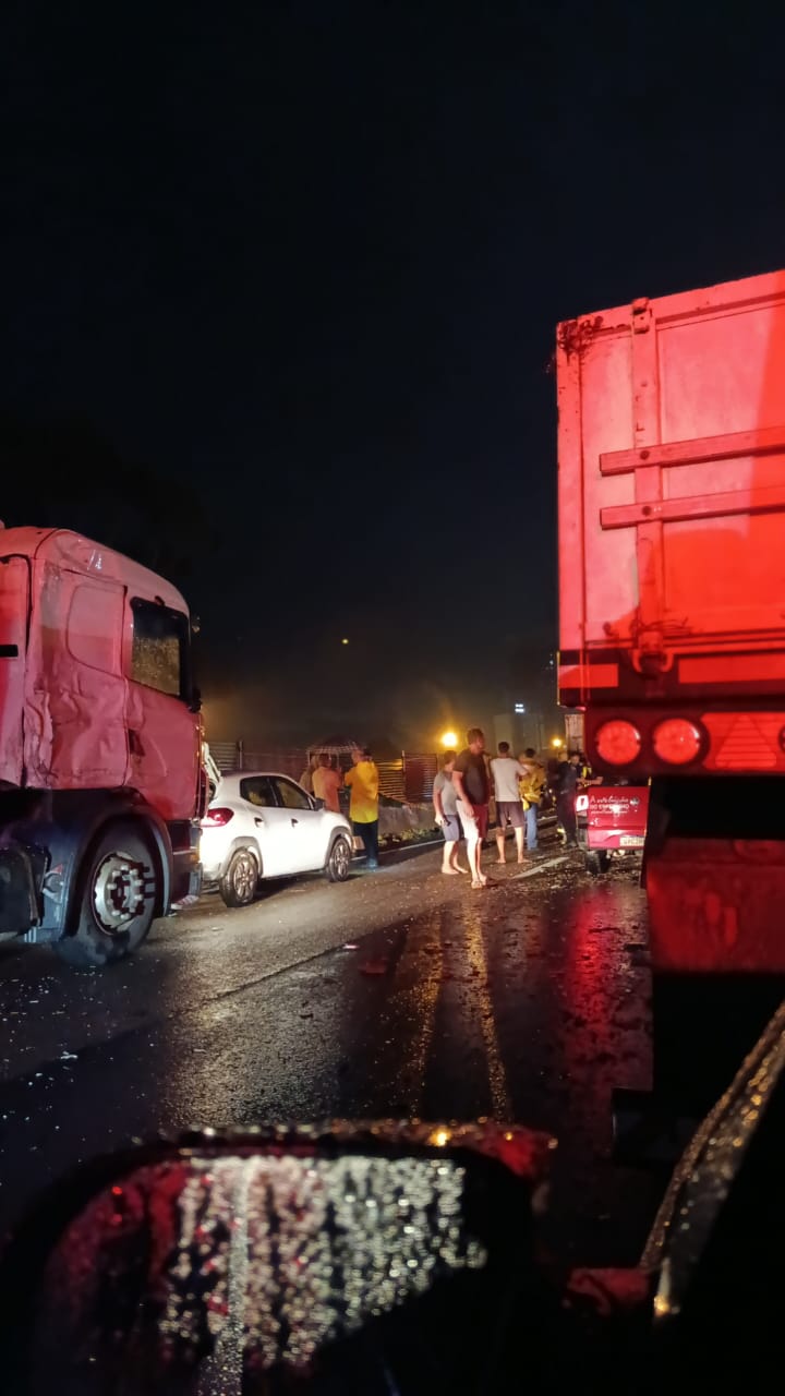 Acidente grave paralisa BR-101 em Itapema e provoca 20 km de congestionamento