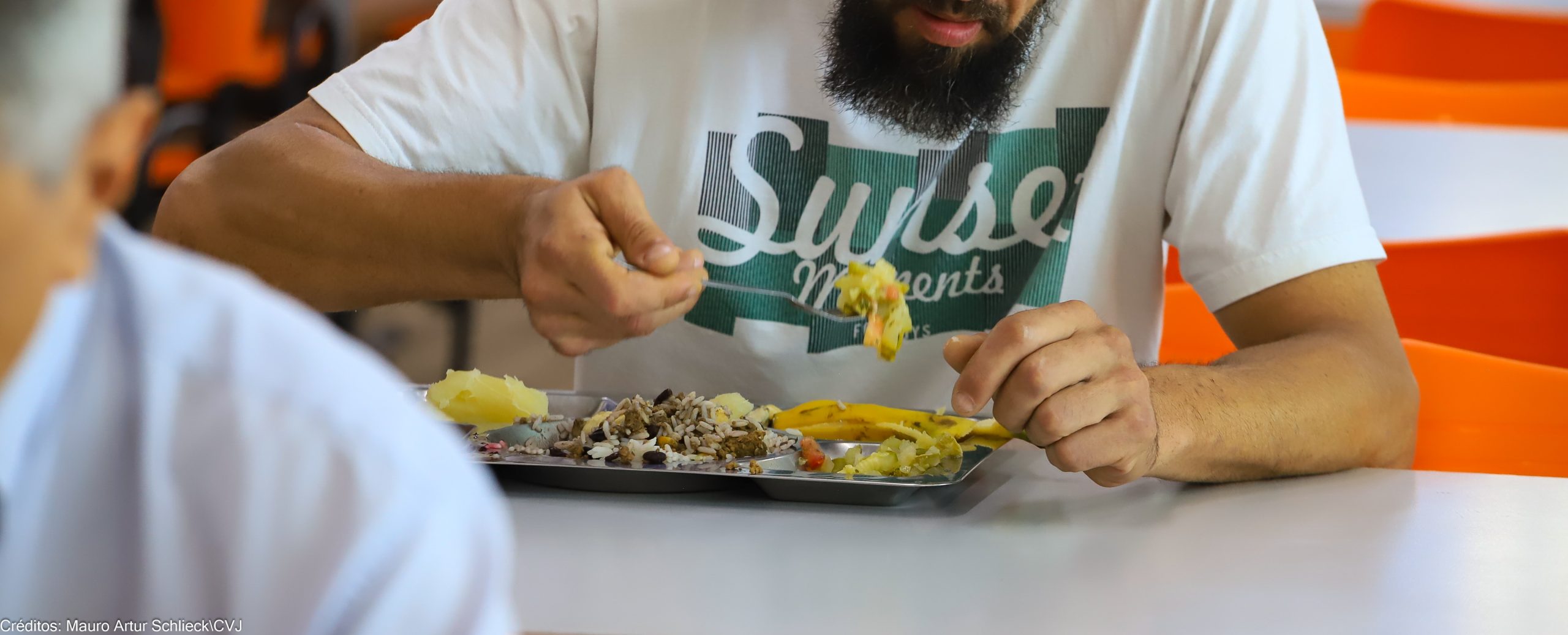 Moradores de rua no Bucarein reacendem debate sobre segurança e futuro do Restaurante Popular em Joinville